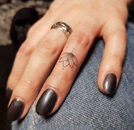 精美又个性的手指小戒指纹身作品