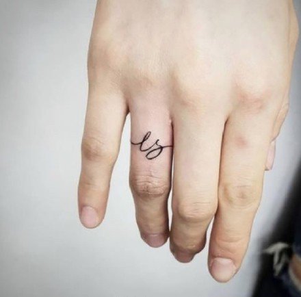 精美又个性的手指小戒指纹身作品