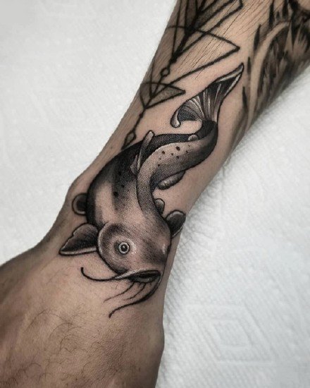 鲶鱼纹身 遮盖神器大鲶鱼的几款纹身作品