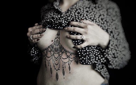 女性胸下性感的黑灰梵花纹身图片
