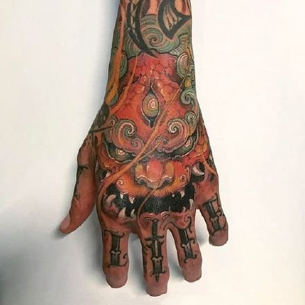 手背唐狮纹身 手背上传统的唐狮花手背纹身作品