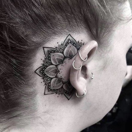 耳朵旁边的漂亮小黑色梵花纹身作品