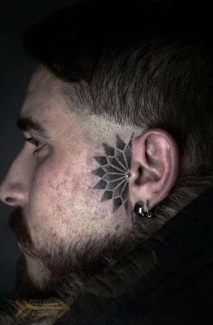 耳朵旁边的漂亮小黑色梵花纹身作品