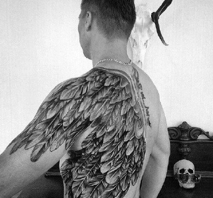 生在背上的逼真翅膀纹身作品