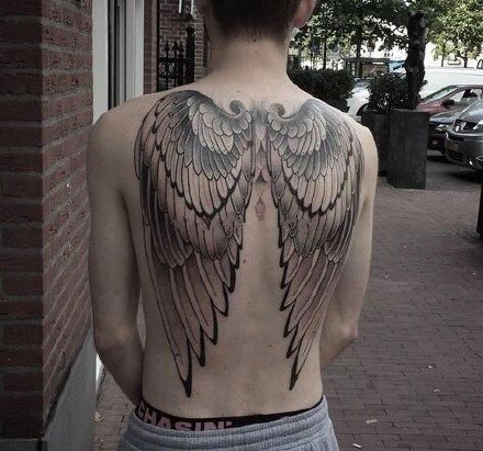 生在背上的逼真翅膀纹身作品