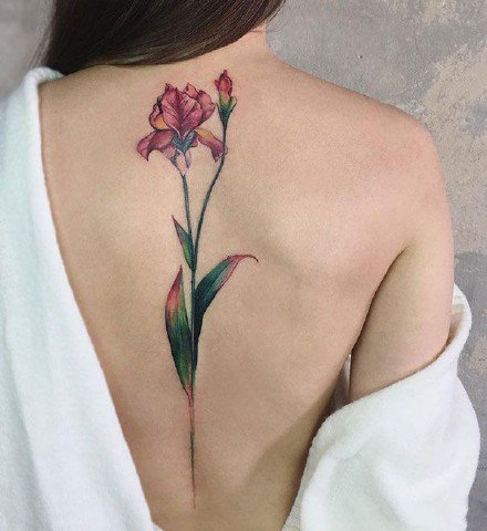 盛开在脊柱上的女生背部花朵纹身作品
