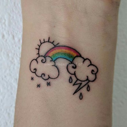 极简的几款彩虹小纹身图片