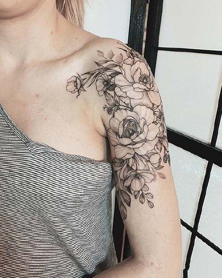 女生大臂的一组漂亮素花纹身作品