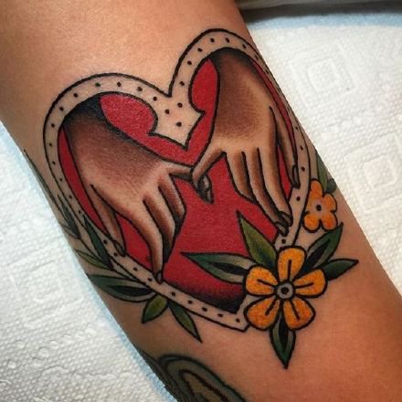 象征爱情的心形牵手school纹身作品