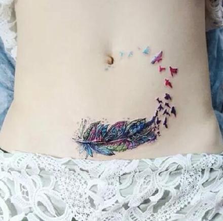女性腹部适合遮盖妊娠纹的纹身作品
