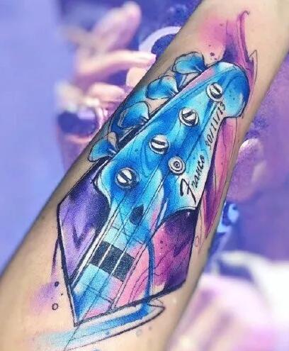 水彩吉他纹身 小清新水彩风格的吉他纹身图案