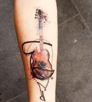 水彩吉他纹身 小清新水彩风格的吉他纹身图案
