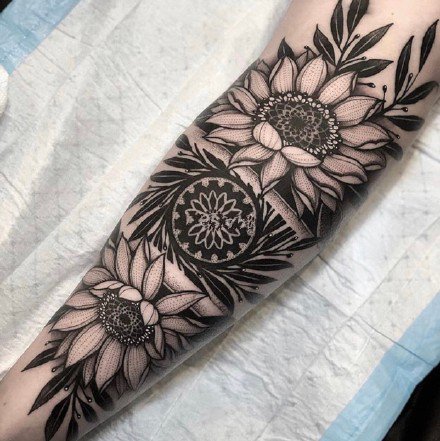 点刺暗黑素花花朵的包臂纹身作品