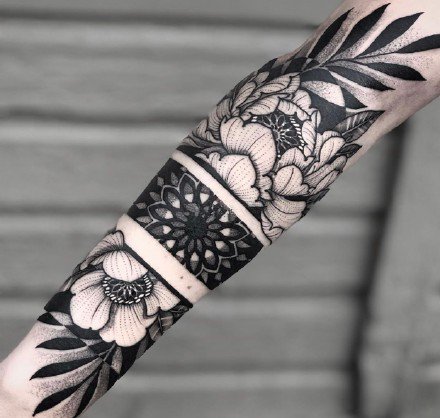 点刺暗黑素花花朵的包臂纹身作品