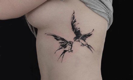 一组黑色点刺燕子纹身图案