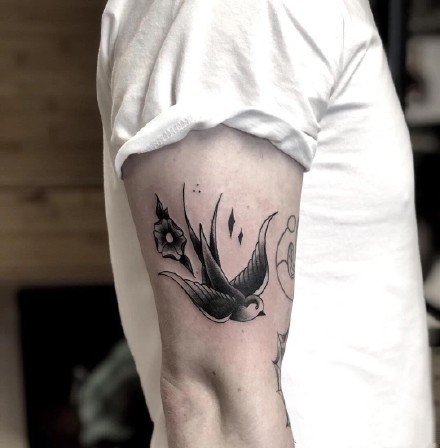 一组黑色点刺燕子纹身图案