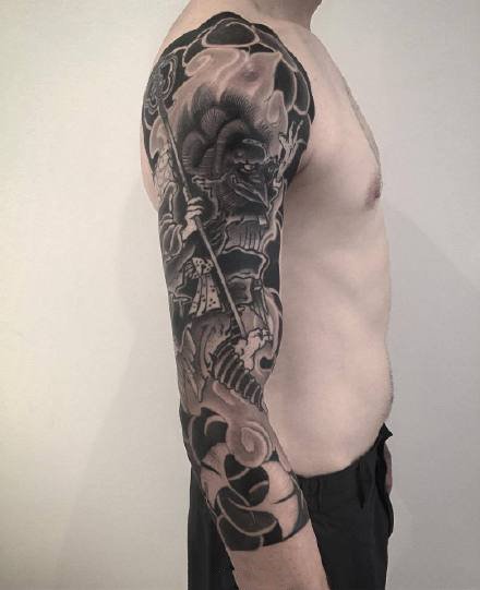 一组传统风格的黑灰手臂纹身图案