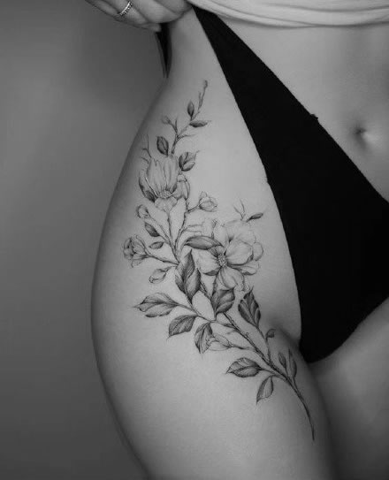 一组性感的女生大腿花朵纹身图案