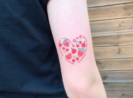 一组小清新草莓纹身图案