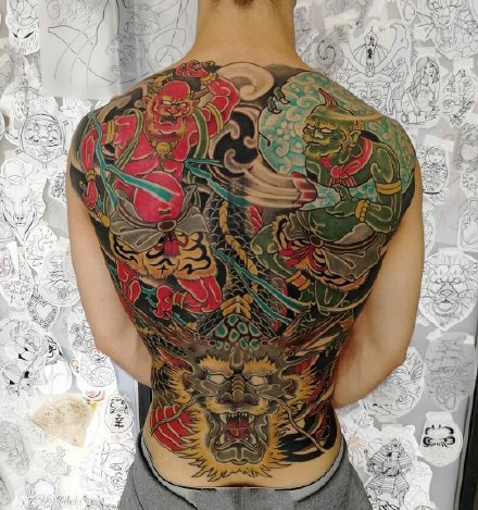 一组传统风格的满背纹身图案