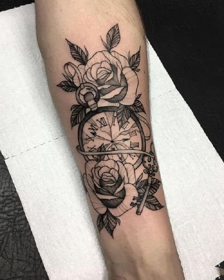 一组玫瑰与时间纹身图案欣赏