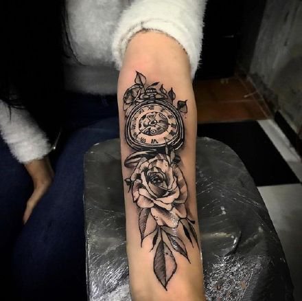 一组玫瑰与时间纹身图案欣赏