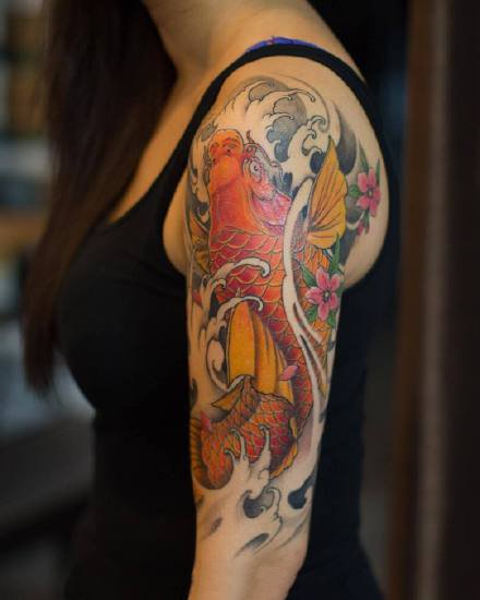 一组大臂位置的传统纹身图案