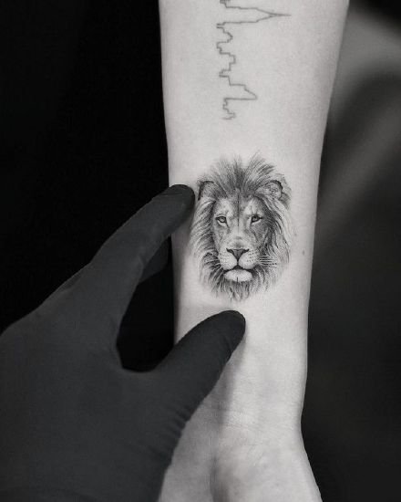 即酷又温柔的大狮子纹身图片