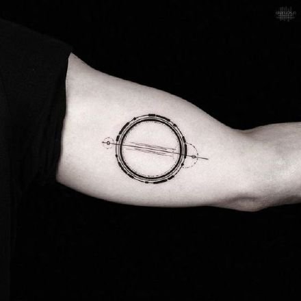 一组几何圆圈简易纹身图案