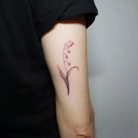 一组小清新花卉手臂纹身图案