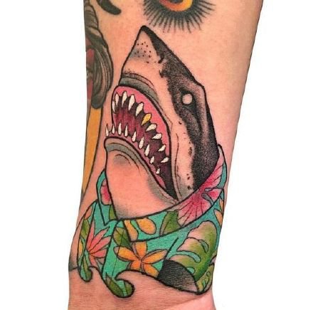 school 风格的鲨鱼纹身图案