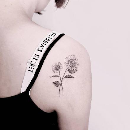 一组小清新手臂花卉纹身