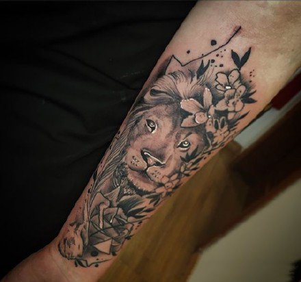 一组狮子加素花的手臂纹身