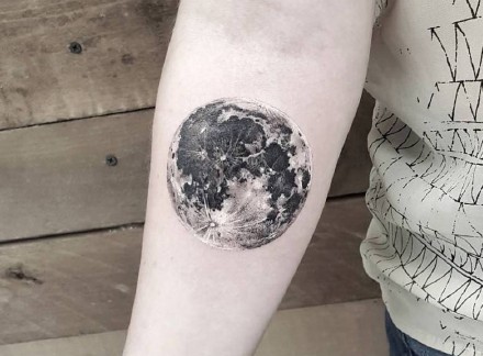 一组圆圆的月亮纹身图案
