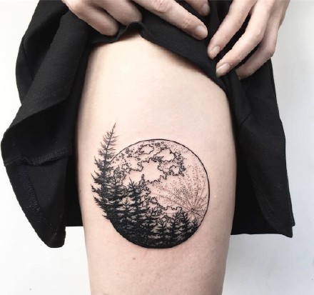 一组圆圆的月亮纹身图案