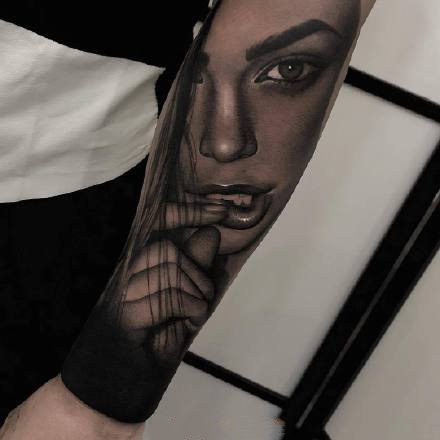 一组欧美写实女人手臂纹身图案