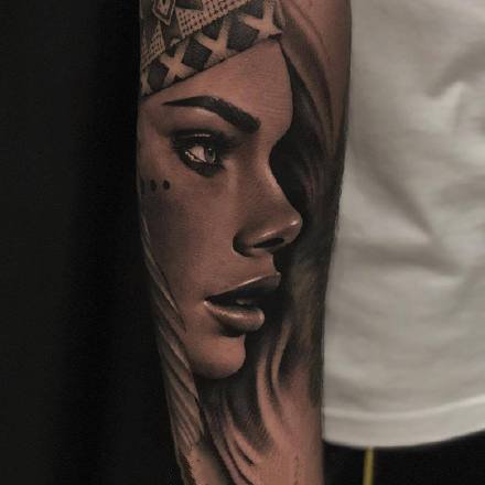 一组欧美写实女人手臂纹身图案