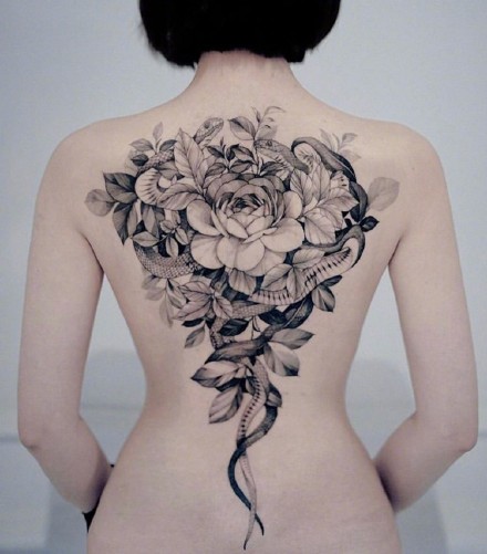 一组女生性感背部纹身图案