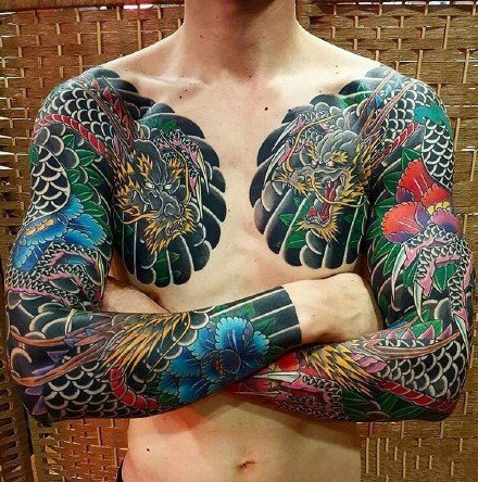 一组新传统男生花臂纹身