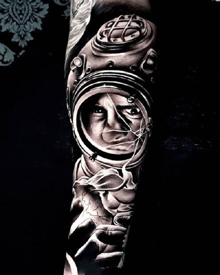 一组黑灰写实手臂纹身图案