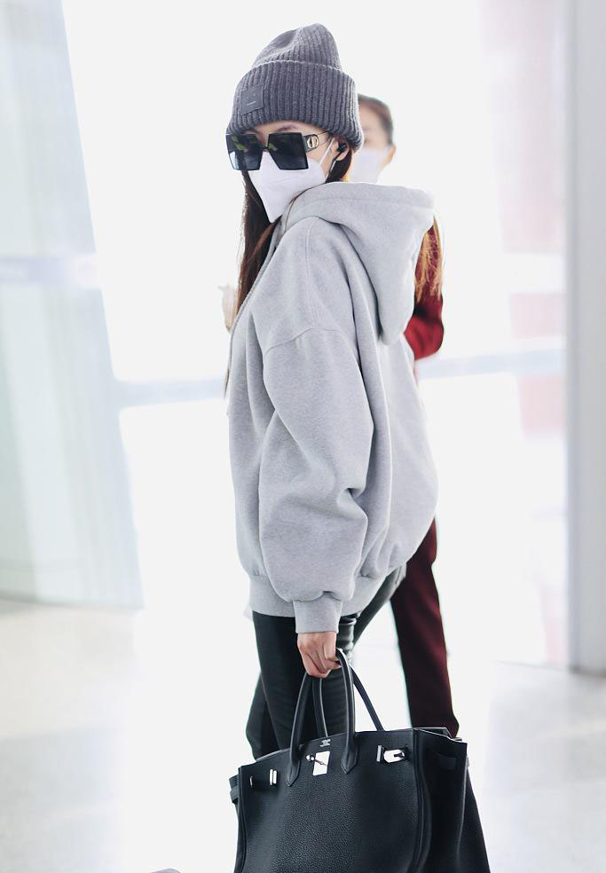 张天爱卫衣造型简约时尚机场照图片