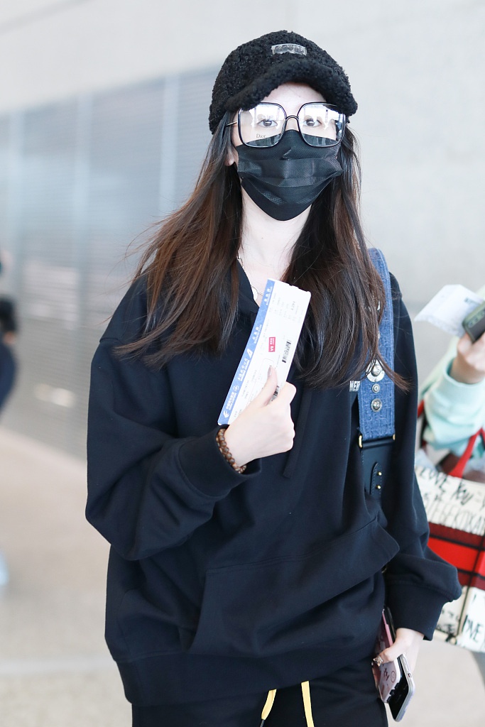 袁冰妍框架眼镜文静甜美机场照图片