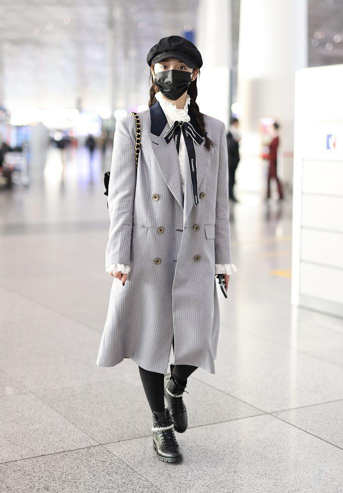 周洁琼灰色外套时髦淑女机场照图片