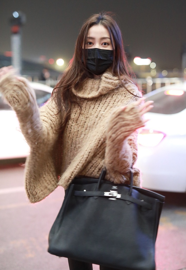 张天爱冬日穿搭保暖时尚机场照图片