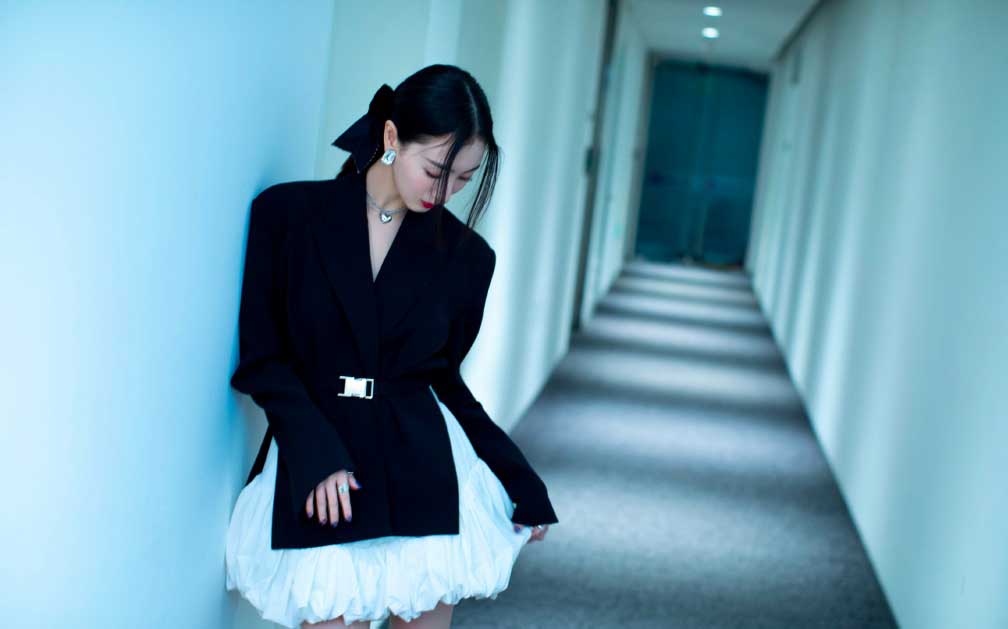 叶青黑色西装裙时尚写真图片
