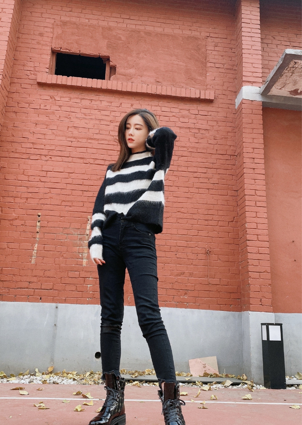 李沐宸黑白毛衣甜酷写真图片