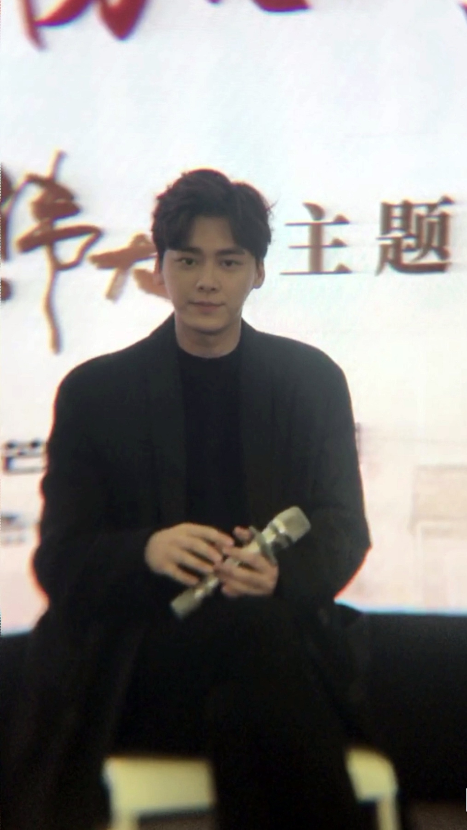 李易峰黑西装简洁帅气活动照图片