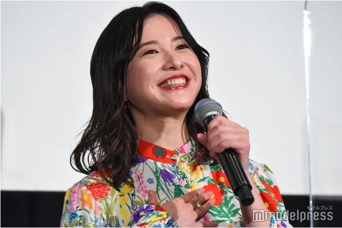 吉高由里子碎花长裙笑容灿烂甜美图片