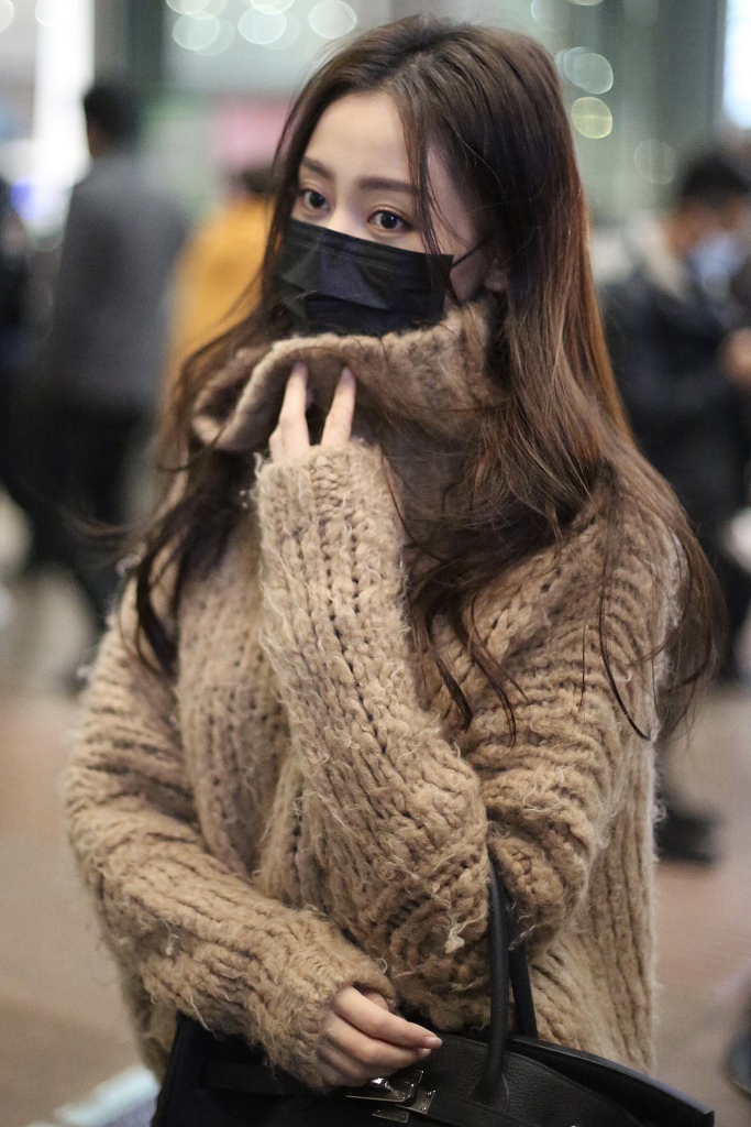 张天爱冬日穿搭保暖时尚机场照图片