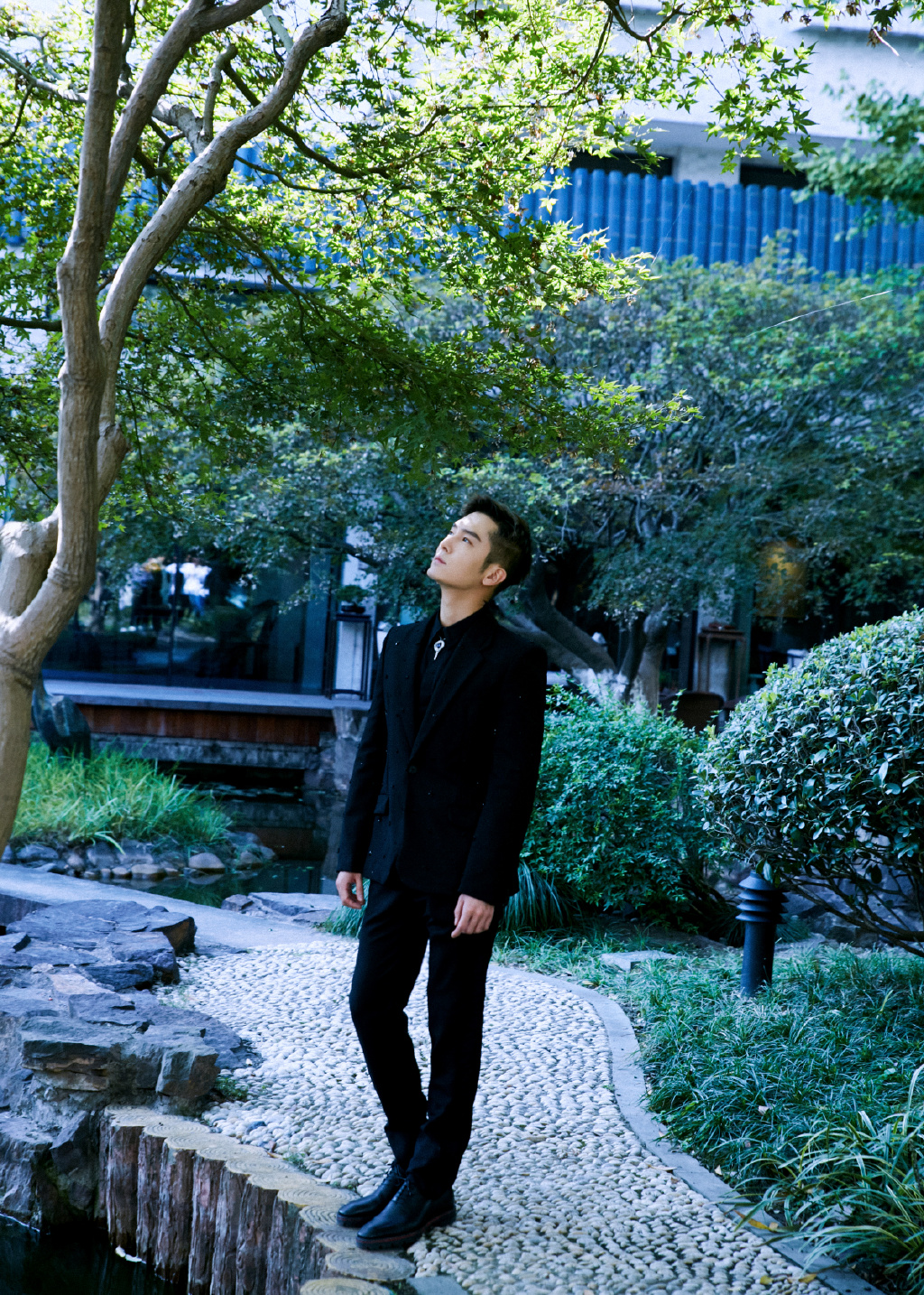 盛一伦刺绣西服优雅写真图片